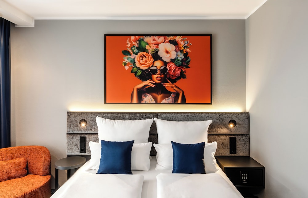 Comfort Room, 1 Queen Bed (Walk-in Shower)