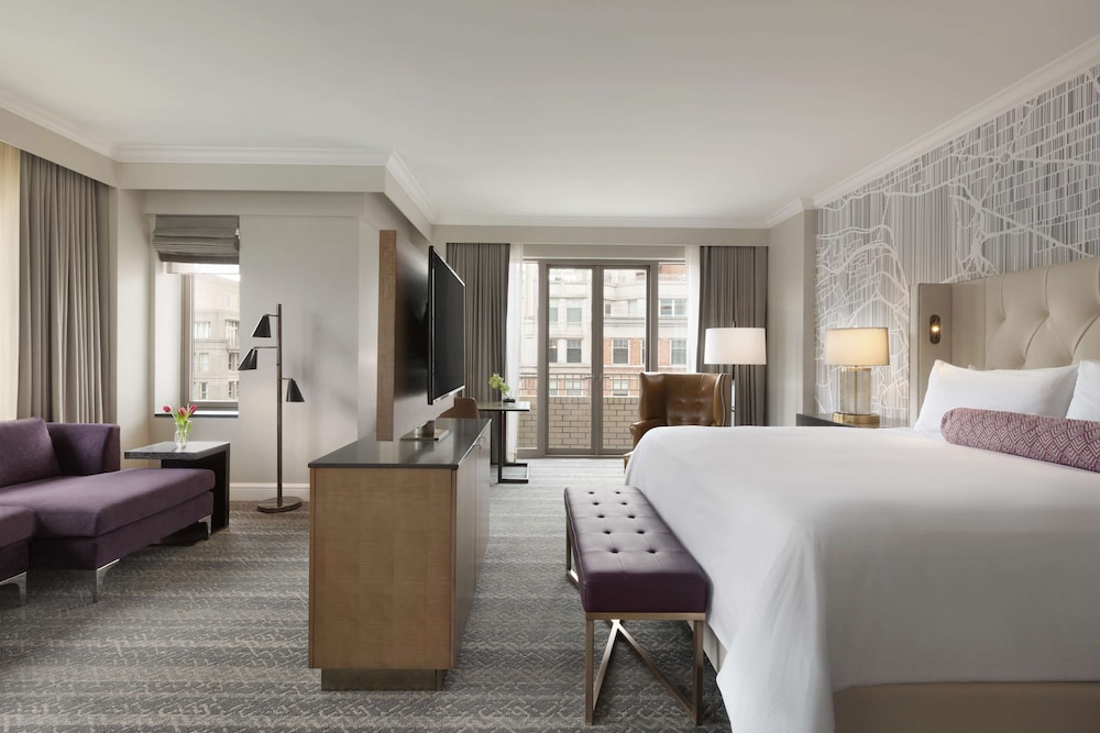 Suite, 1 King Bed, Corner (Capital) - Photo 2