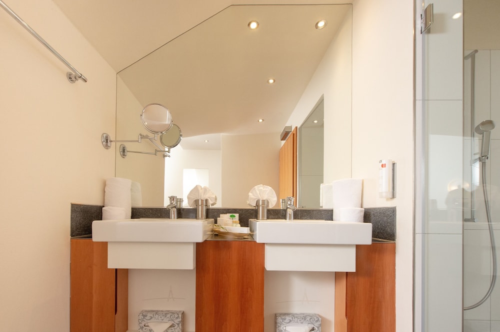 Junior Suites with Alps and Lakeview thumbnail 5