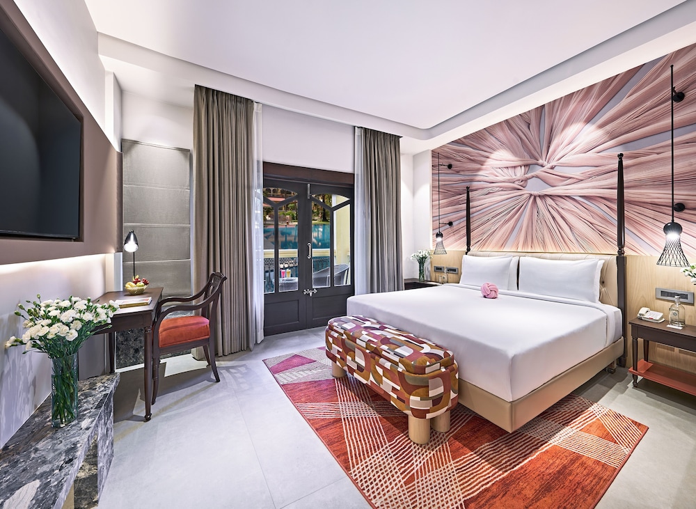 Premium Room, 1 King Bed, Balcony, Garden View