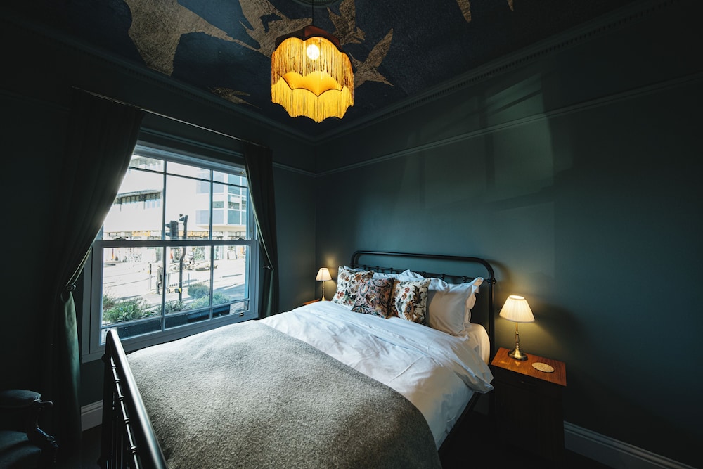 Basic Double Room, 1 King Bed, Non Smoking, Private Bathroom