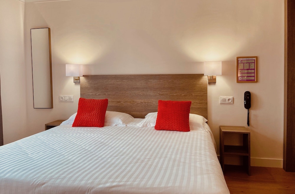 Triple Room Queen Size Bed Courtyard View