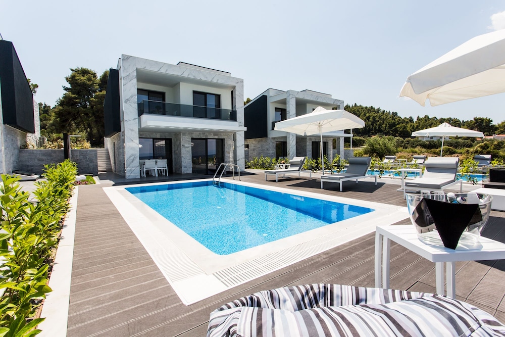 Luxury Villa (Sea Front) photo 1
