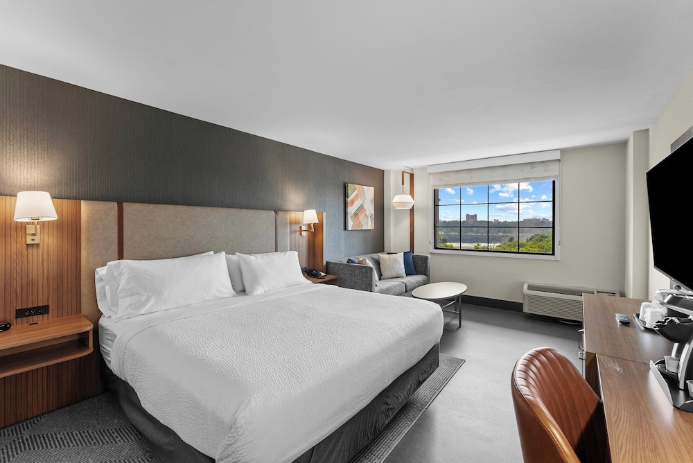 Suite, 1 King Bed (Canadian Skyline View) - Photo 6