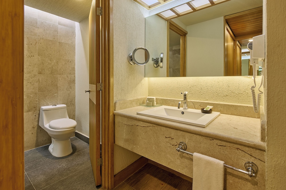 Deluxe Room, 1 King Bed, Pool View - Photo 5