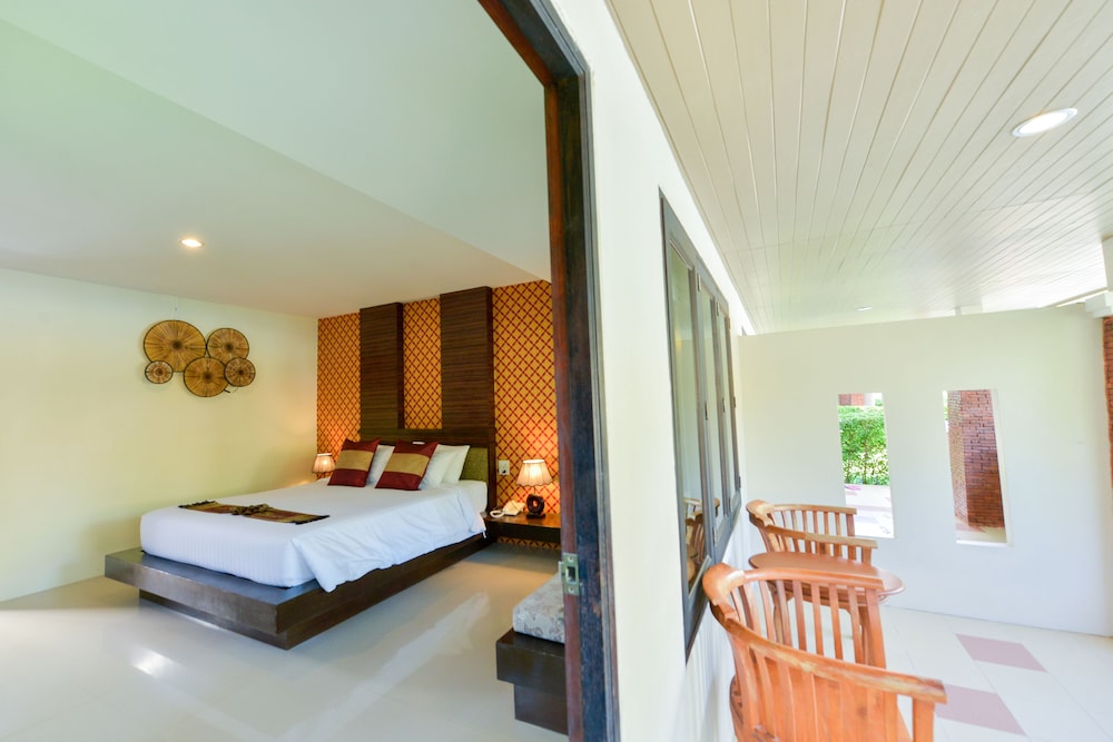Deluxe Room, 1 King Bed, Pool View