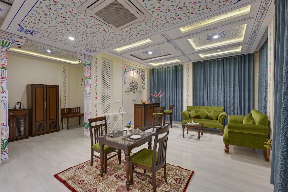 Honeymoon Suite - Photo 7