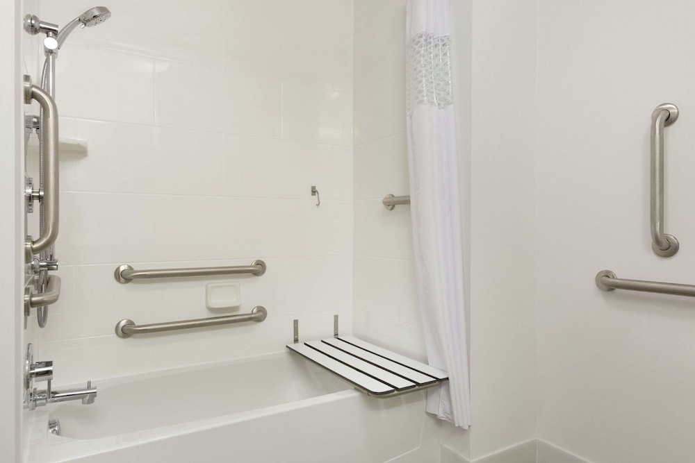 Room, 2 Queen Beds, Accessible, Non Smoking (mob/hearing acc w/ bathtub) photo 1