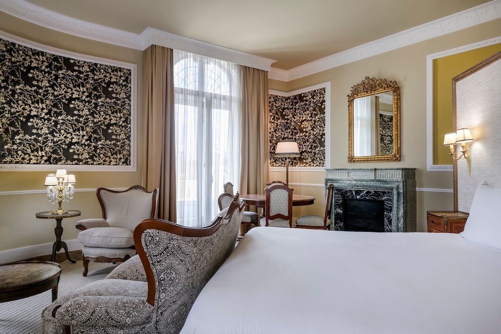 Suite, 1 King Bed, Park View (Corner, Fireplace)