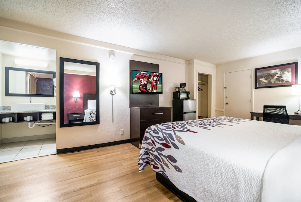 Superior Room, 1 King Bed, Smoking - Photo 2