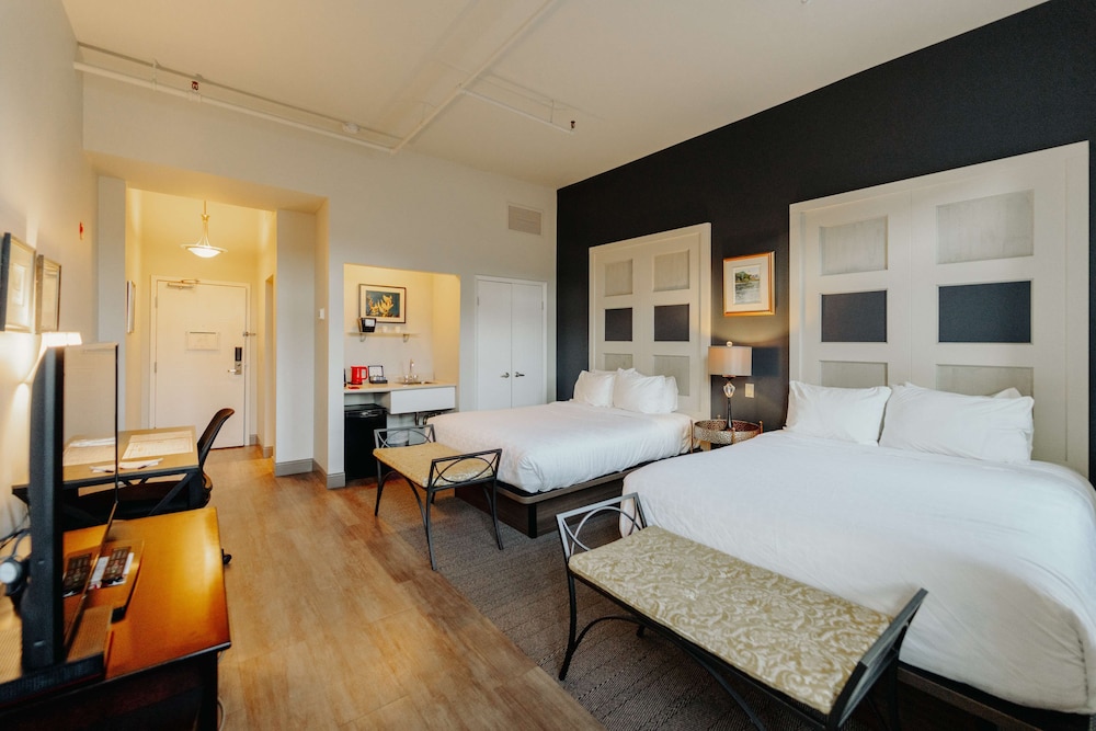 Standard Room, 2 Queen Beds, Refrigerator, City View (No Elevator Access) photo 1