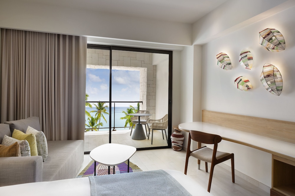 Junior Suite, 1 King Bed With Sofa Bed, Oceanfront (club)