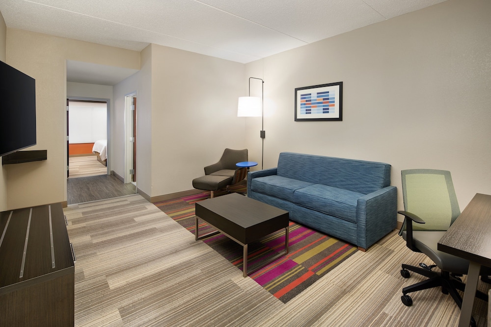 Suite, 1 King Bed - Photo 4