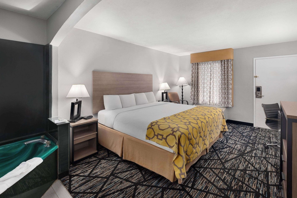 Deluxe Room, 1 King Bed, Non Smoking - Photo 1