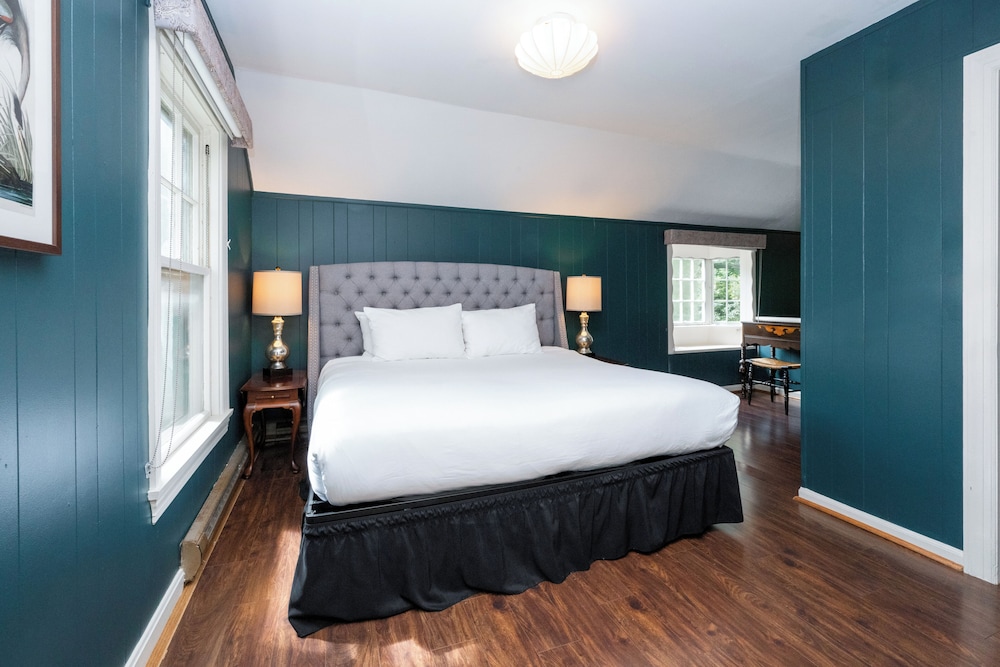 Suite, 1 King Bed With Sofa Bed (Dewey Carriage House Inn)