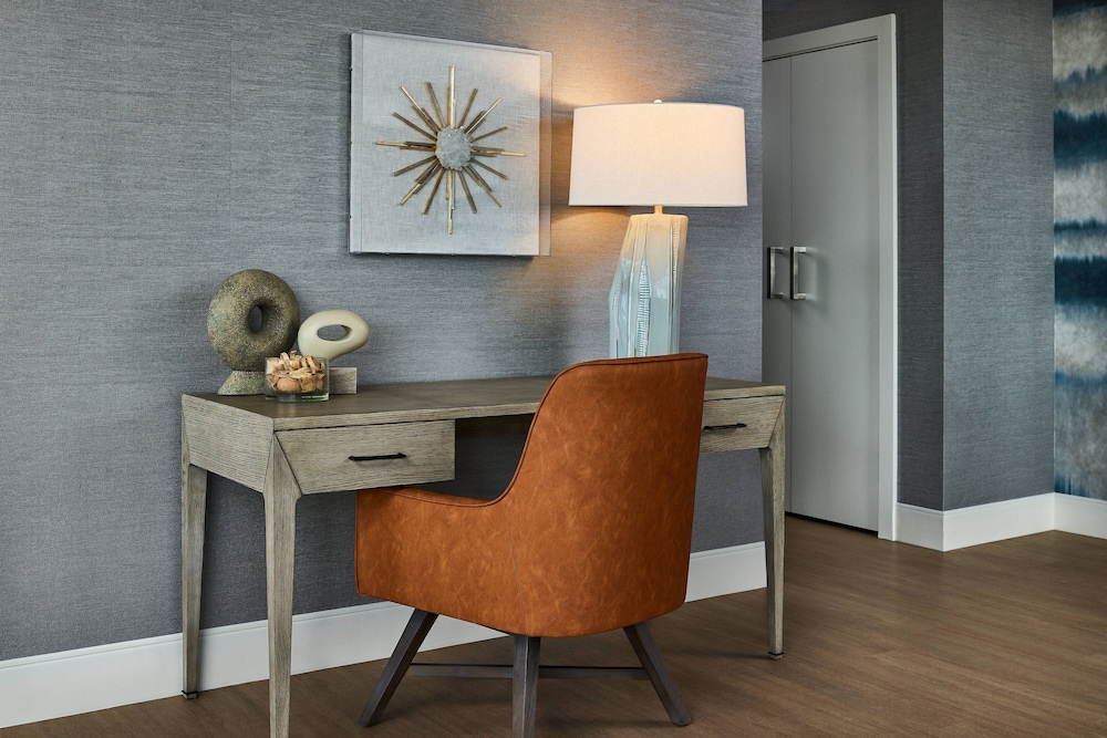 Suite, 1 King Bed, Corner - Photo 6