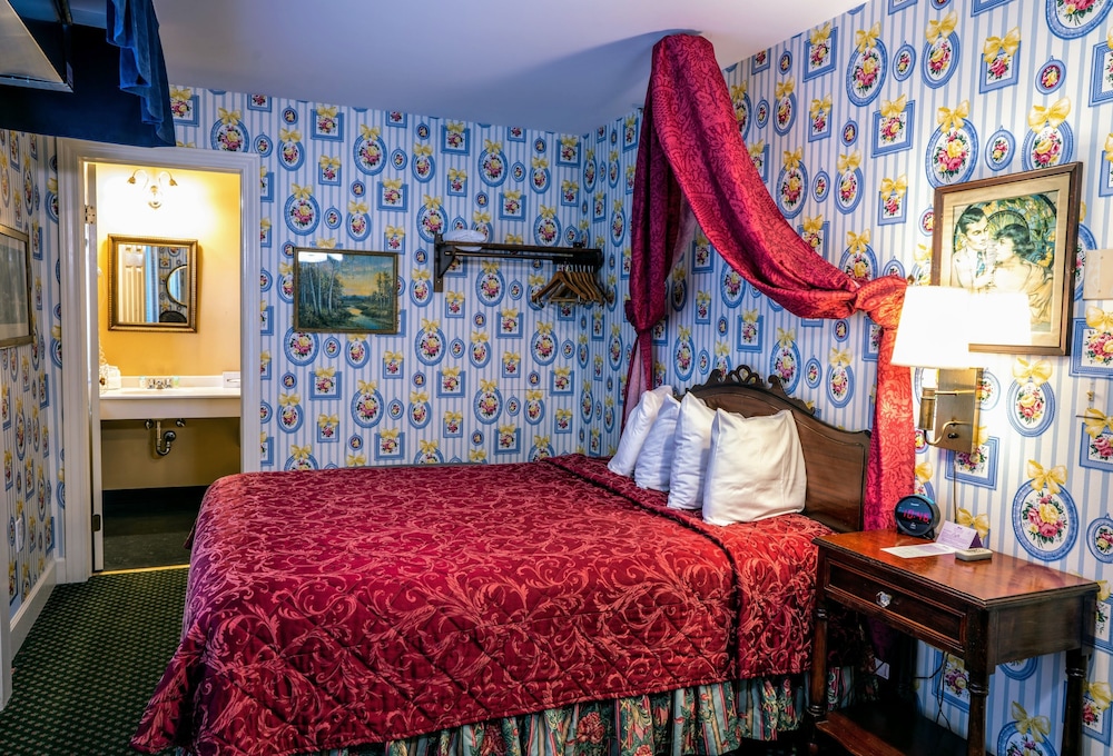 Deluxe Room, 1 Queen Bed (Standard View) photo 1