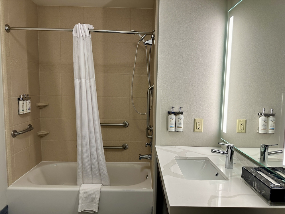 Room, 1 Queen Bed, Accessible, Kitchen (Communications, Mobility, Access Tub) - Photo 6