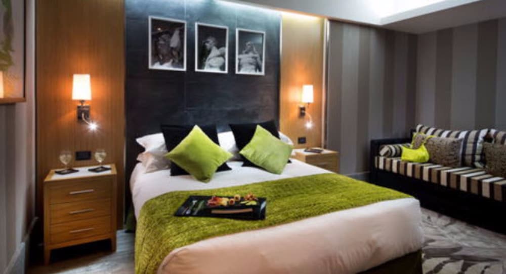 Executive Double Room thumbnail 5