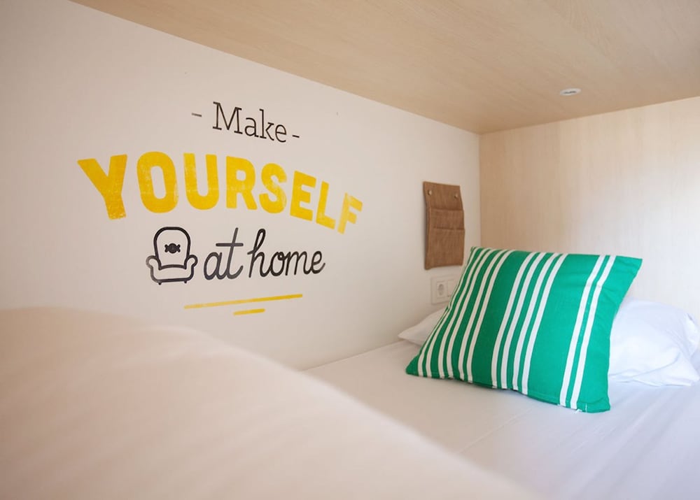 Private Room For 8 People With Private Bathroom - 4 Bulk Beds - Bathroom - Bath And Shower photo 3