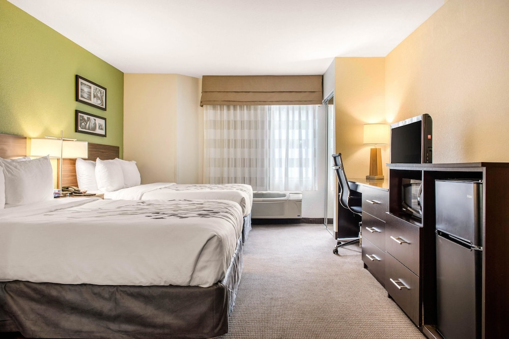 Standard Room, 1 Queen Bed - Photo 1