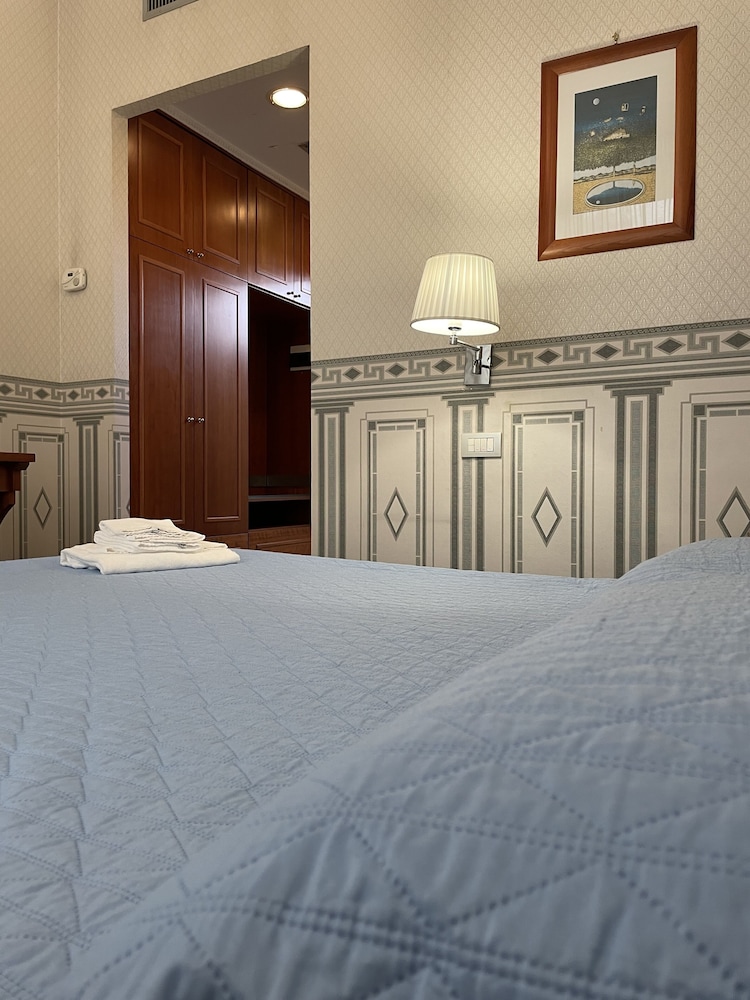 Comfort Room, 1 King Bed, Ensuite, Park View photo 3