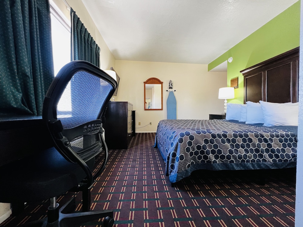One queen bed non smoking photo 2