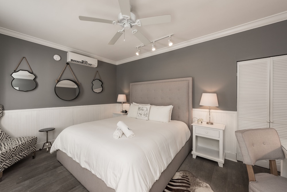 Superior Room, 1 King Bed, Refrigerator & Microwave, Poolside (Room 13) photo 3