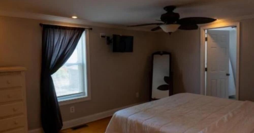 Economy Room, 1 Queen Bed photo 2