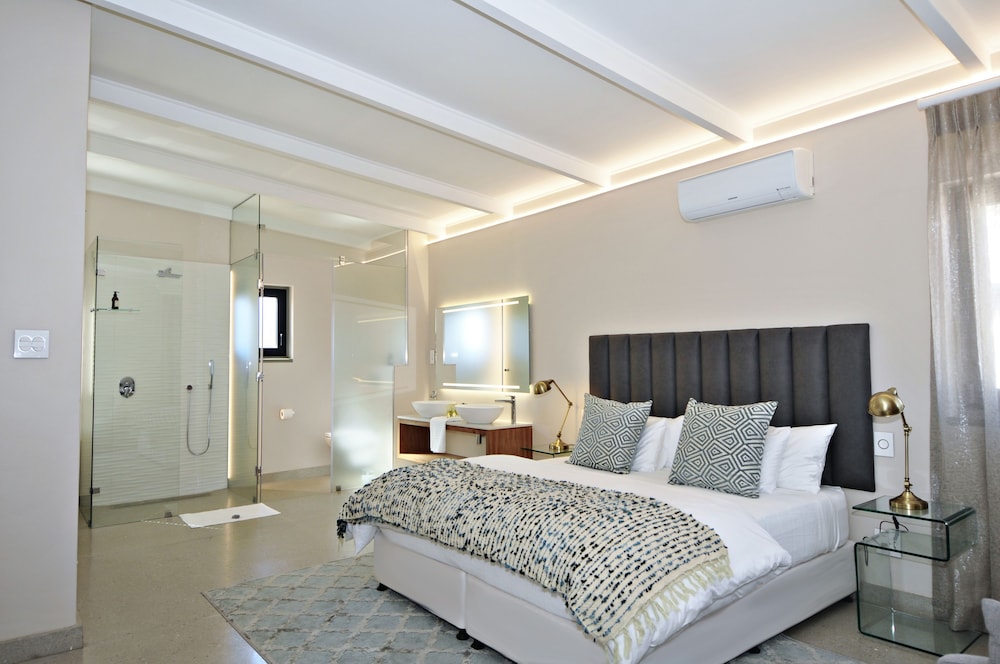 Luxury Suite - Photo 2