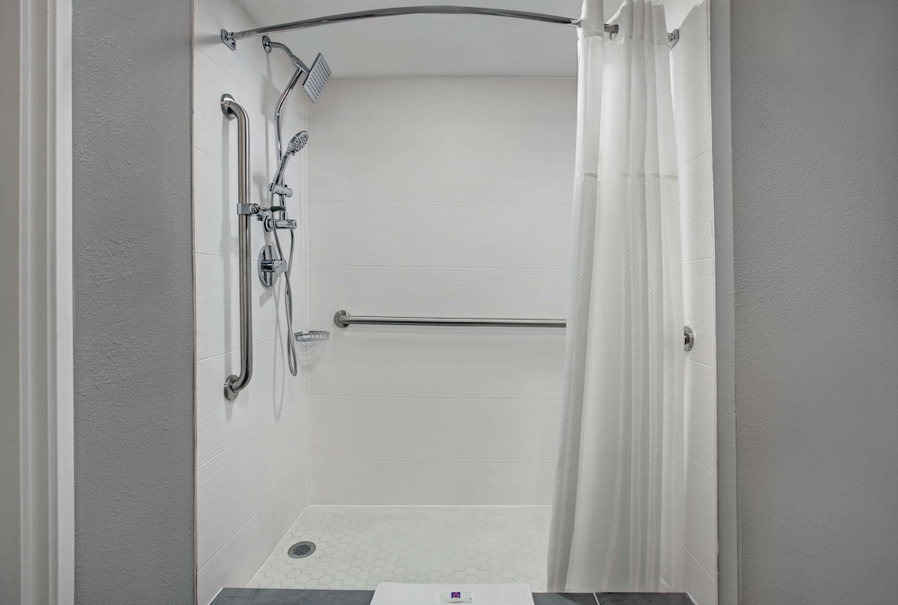 Deluxe Room, 2 Queen Beds, Accessible, Non Smoking - Photo 8