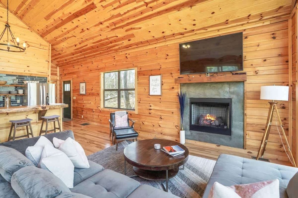 Cabin, 1 King Bed, Hot Tub (Fern Villa) photo 2