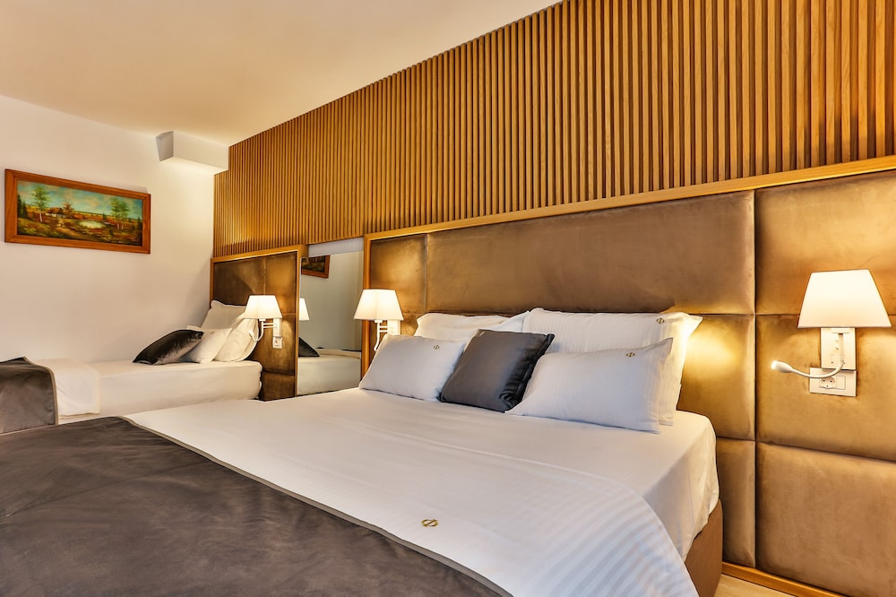 Classic Triple Room, Multiple Beds, Non Smoking, City View photo 2
