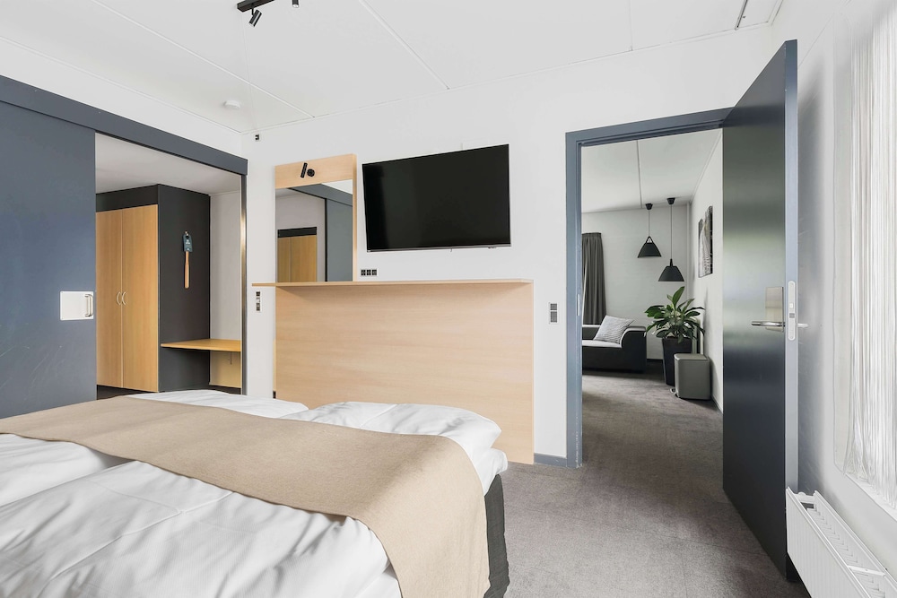 Junior Suite, 1 Queen Bed, Non Smoking (Separate Living Room) - Photo 5