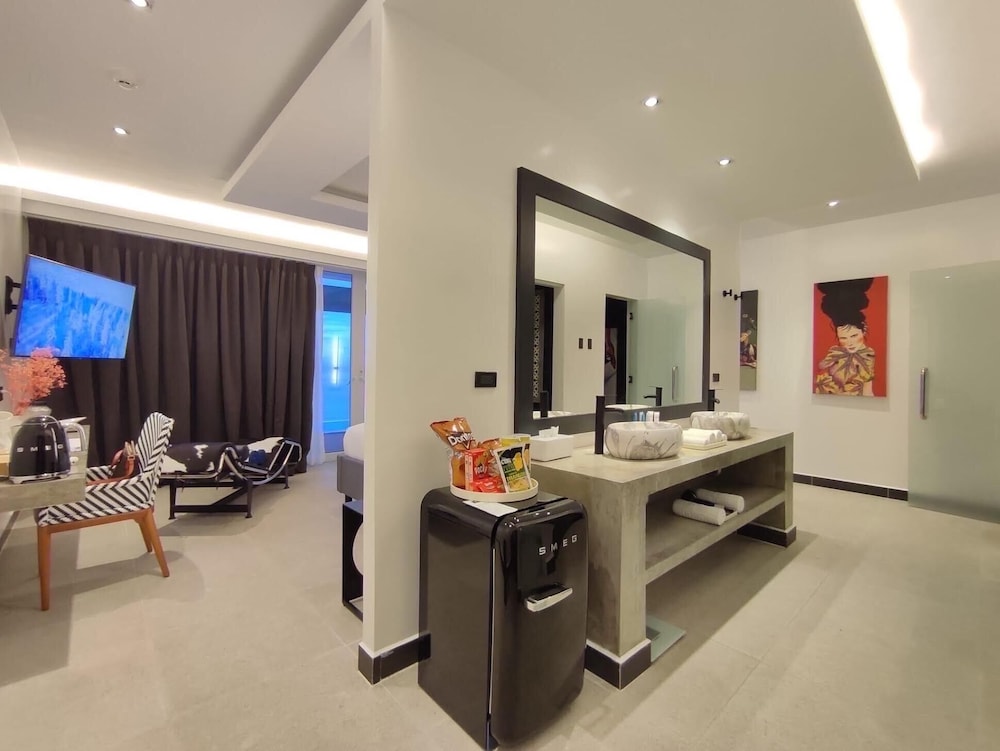 King Suite With Private Pool - Photo 4