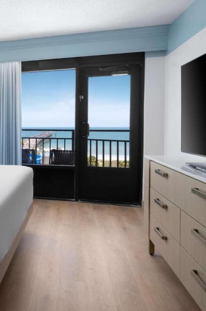 Room, 1 King Bed, Partial Ocean View (Mobility, Hearing, Bathtub) - Photo 4