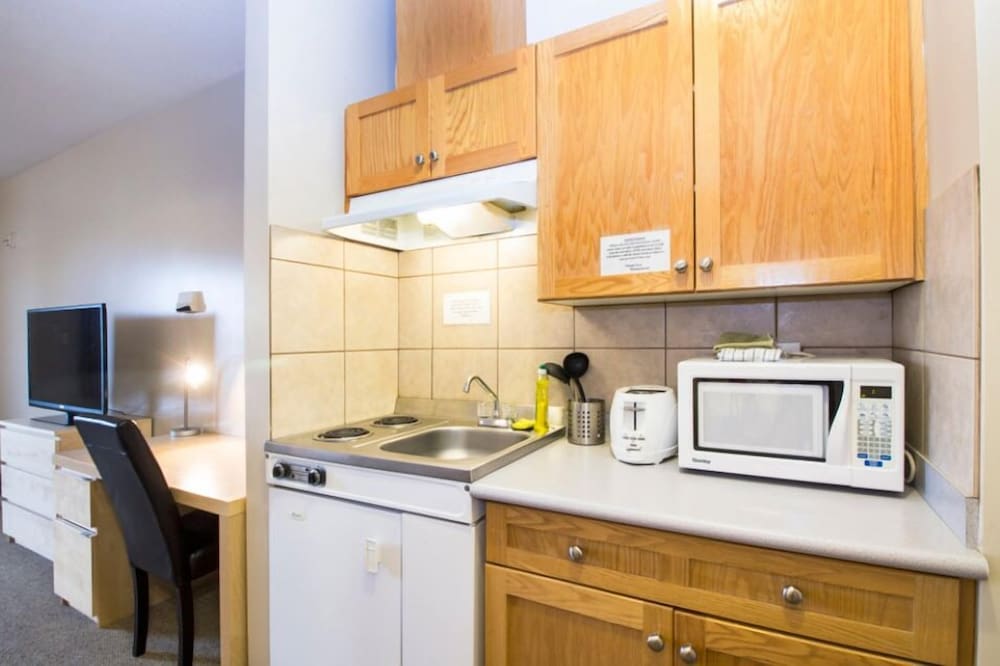 Deluxe Room, 1 Queen Bed, Kitchenette photo 2