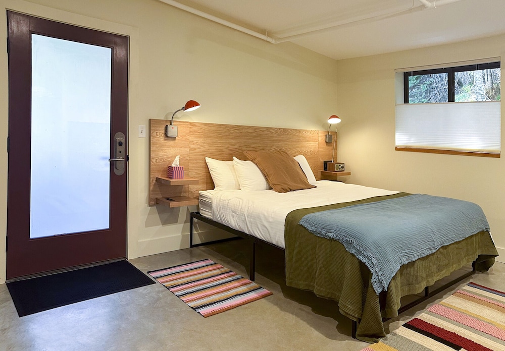 Suite (Waterfall)