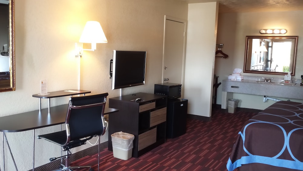 Room, 1 King Bed, Non Smoking - Photo 4