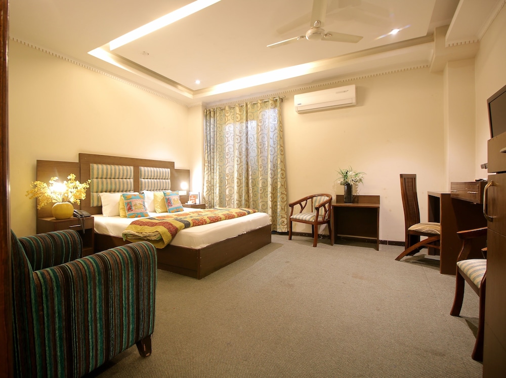 Grand Double Room, 1 Queen Bed, Smoking, City View photo 3