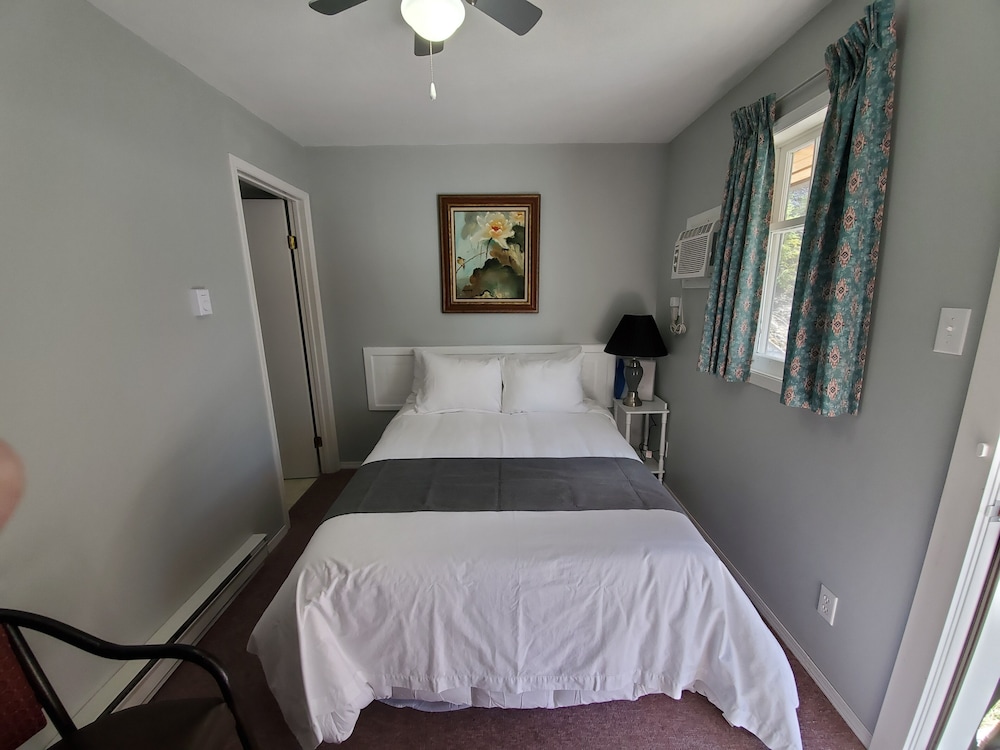Economy Single Room, 1 Queen Bed, Balcony (Rm 17)