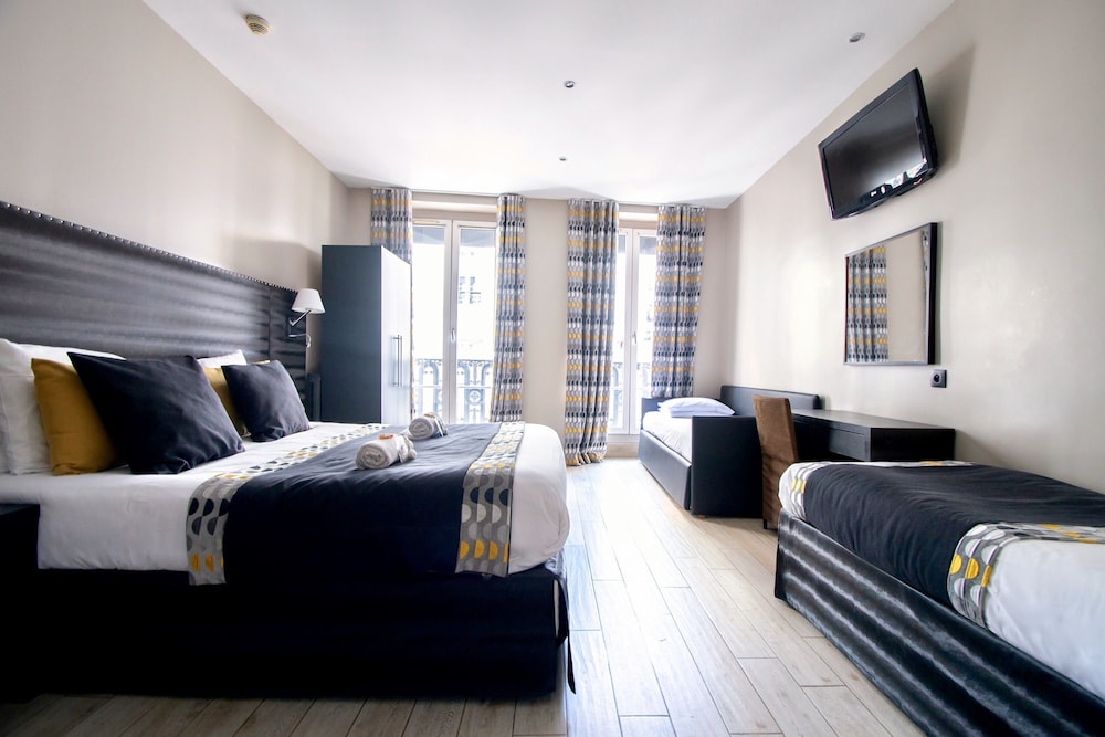 Family Room thumbnail 5