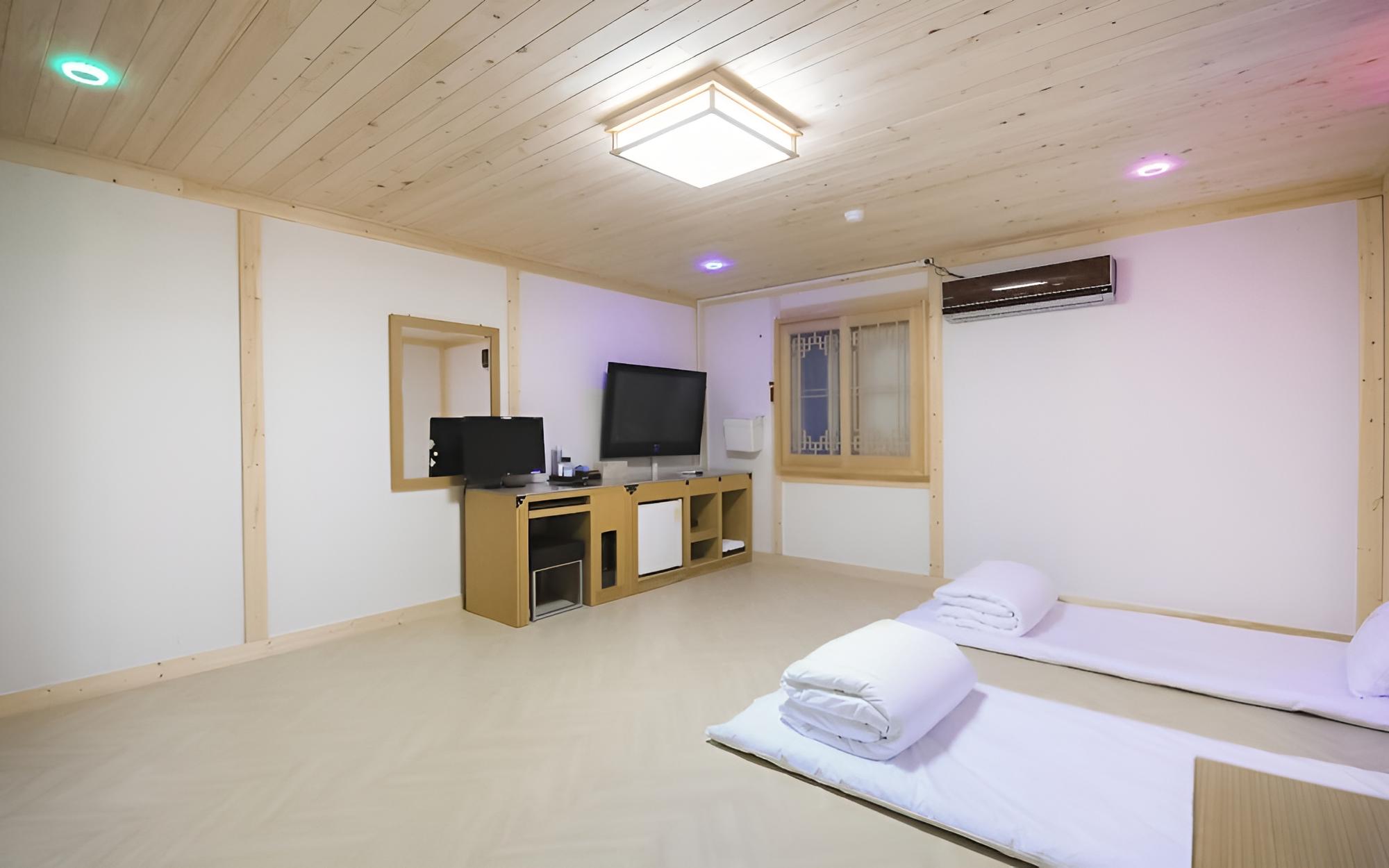 Room (Cypress Ondol-Hanok type (100% disinf) photo 3