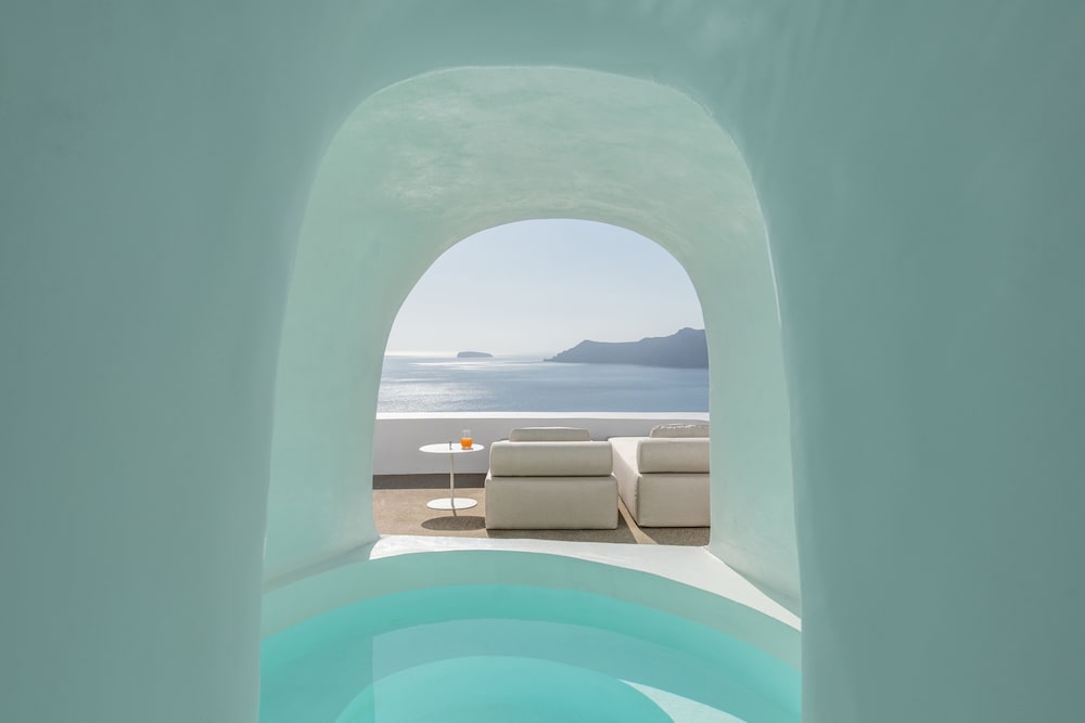 Element Suite with Private Caved style Plunge Pool and 180o Caldera View