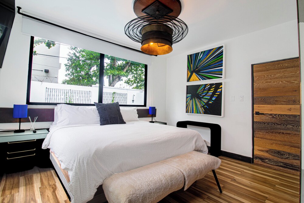 Luxury Room, 1 King Bed, Connecting Rooms, Pool View