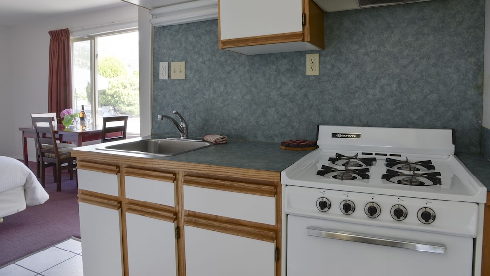 Suite, 2 Queen Beds, Kitchen