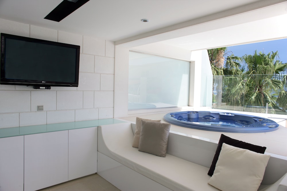 Luxury Suite, 1 King Bed, Hot Tub, Sea View photo 3