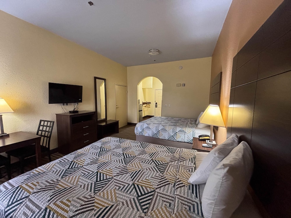 Deluxe Room, Multiple Beds, Refrigerator & Microwave photo 2