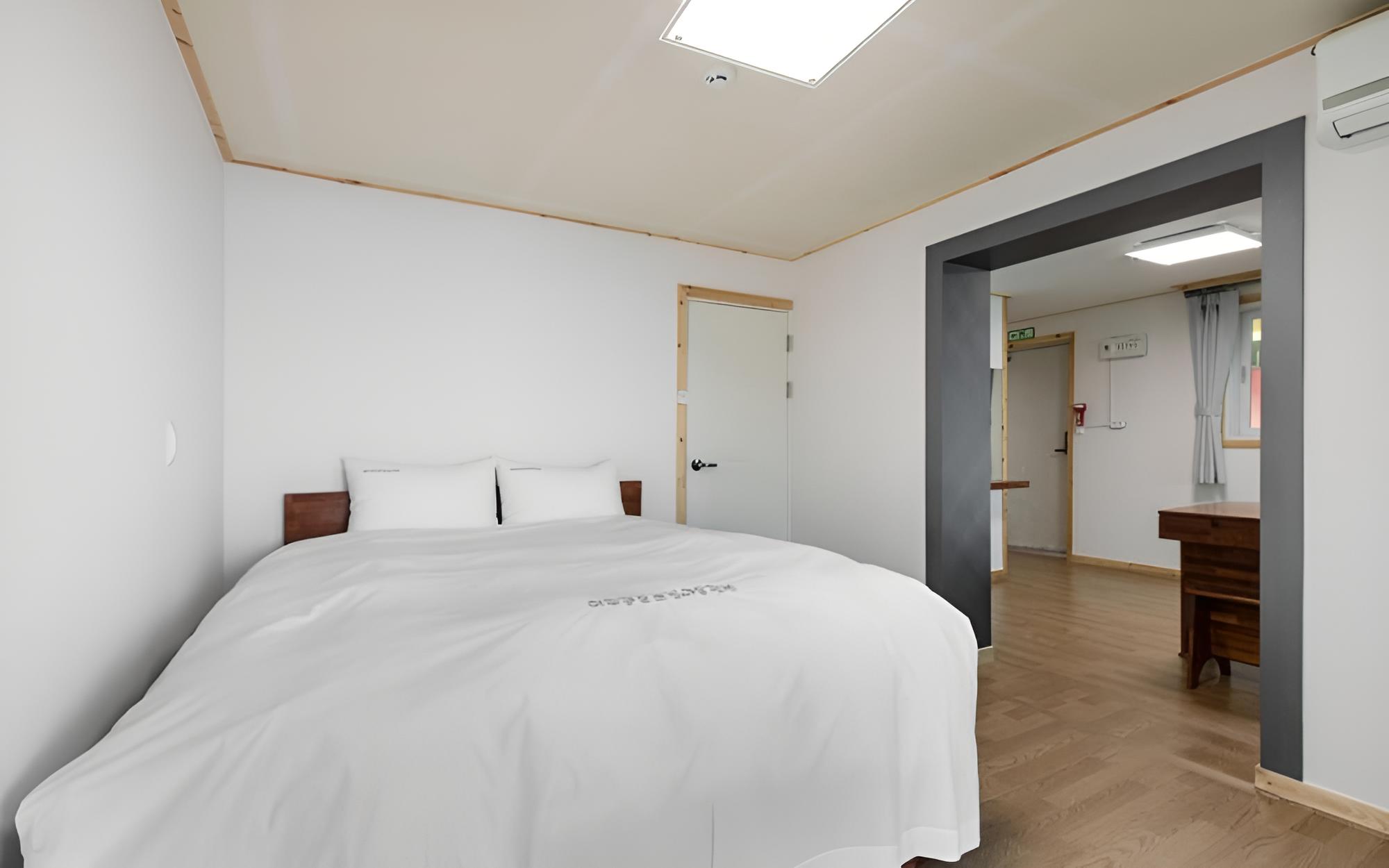 Room (Room 302) - Photo 6
