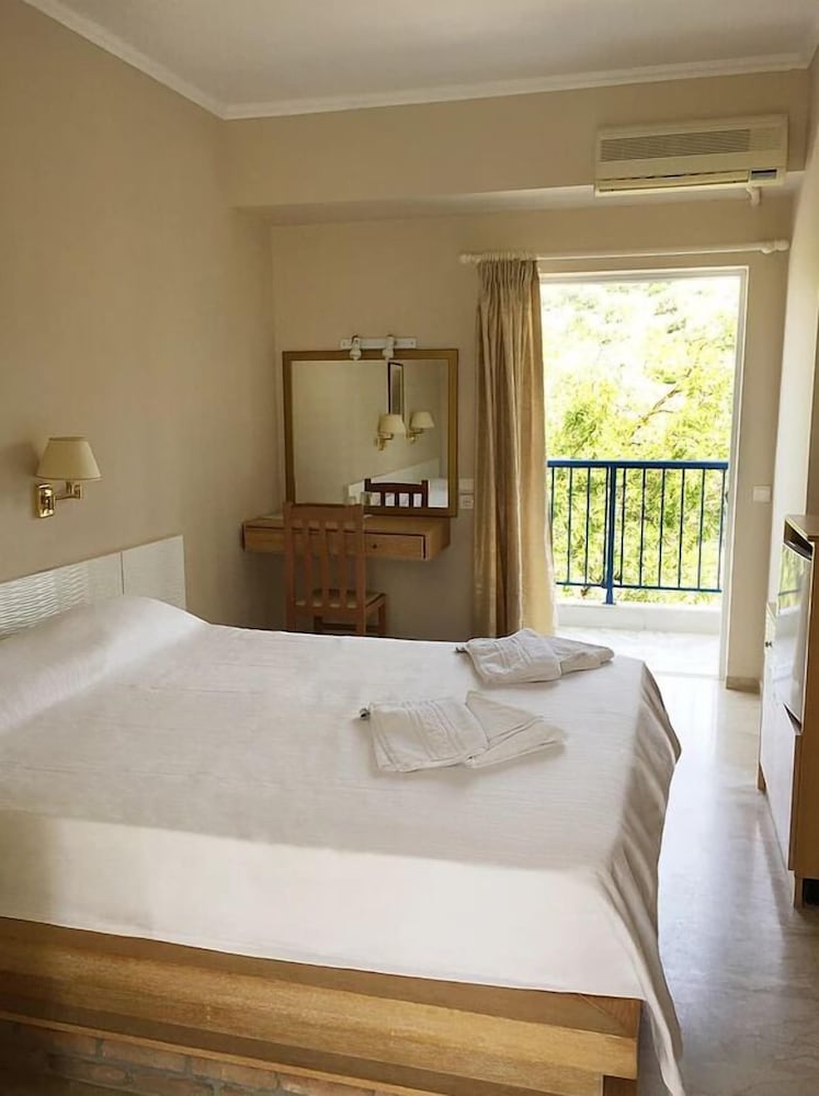 Double Room, Balcony, Partial Sea View photo 3